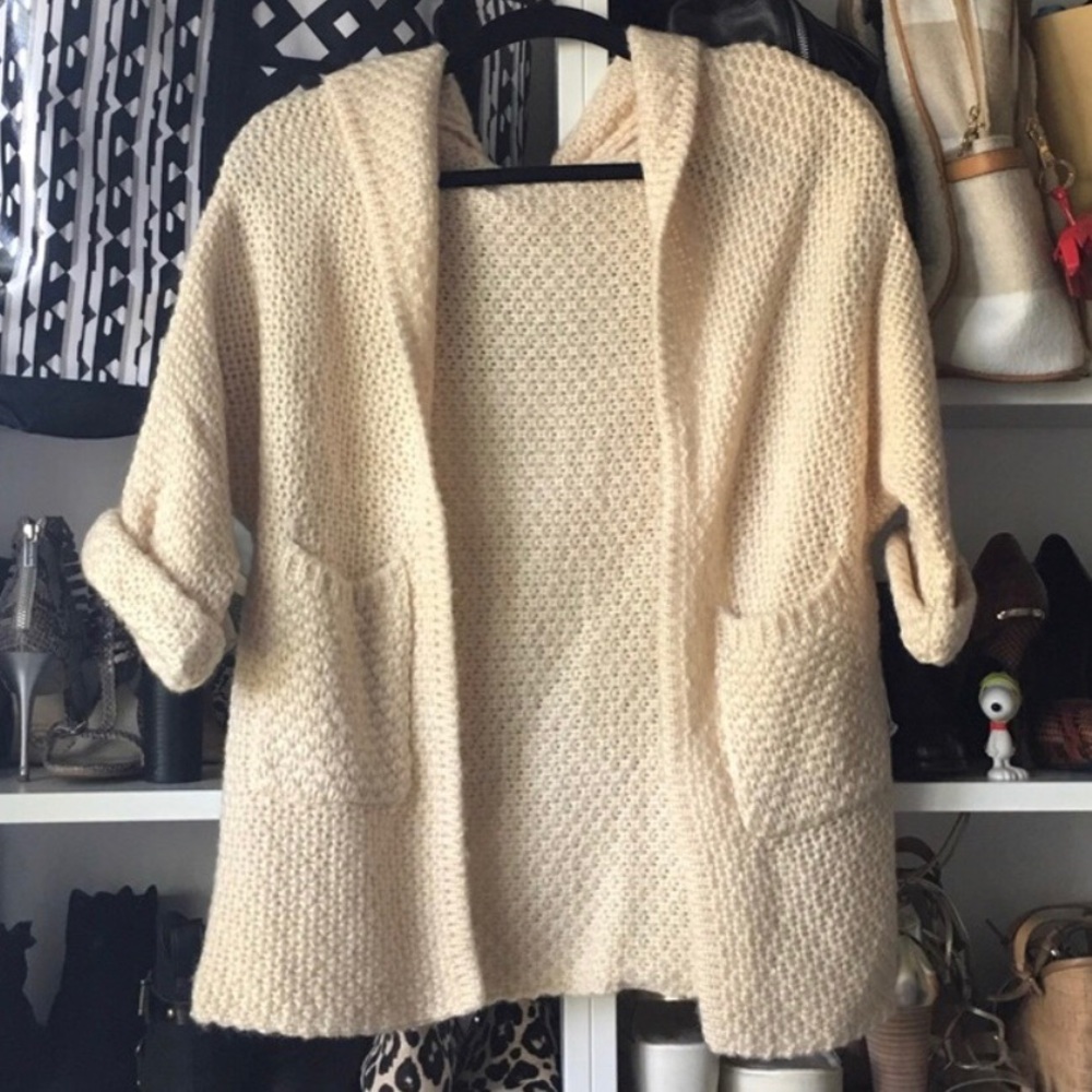💥DONATING SOON💥cream cardigan
